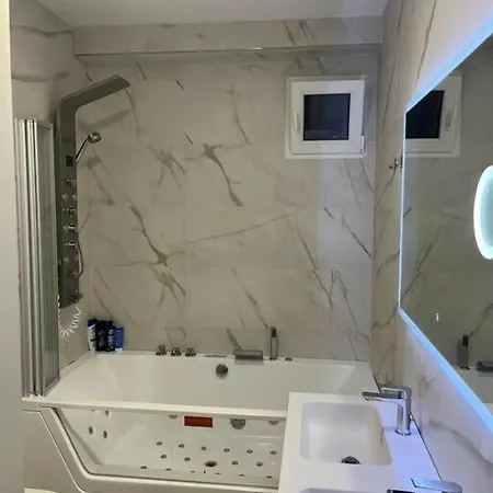 Modern In Heart Of Apartment *